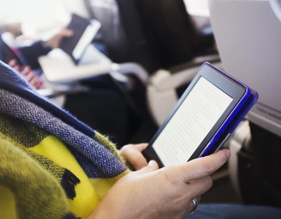 Trocar papéis por tablets deixa avião 16 kg mais leve e poupa R$ 13 milhões