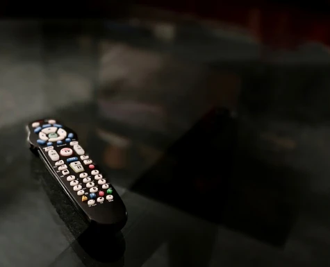 Anatel e Ministério das Comunicações vão rever lei da TV paga