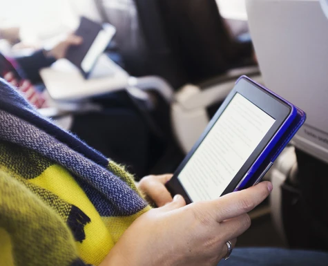 Trocar papéis por tablets deixa avião 16 kg mais leve e poupa R$ 13 milhões